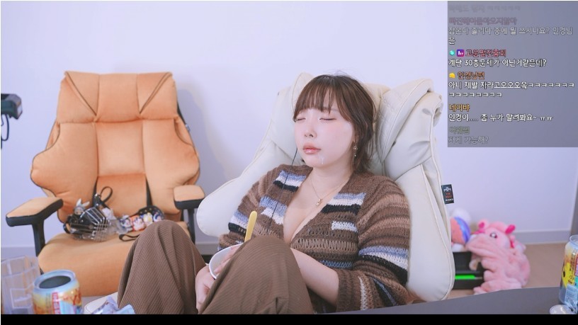 야무지게 삼각김밥 먹방하는 [강인경] 검정레이스 가슴골