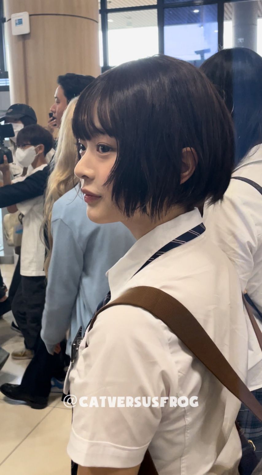뉴진스 하니 단발레전드 교복입고 공항