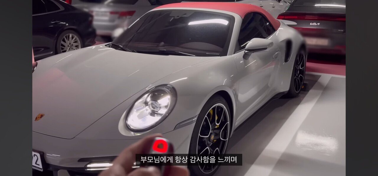 20살에 첫차로 포르쉐 911 출고하는 대학생
