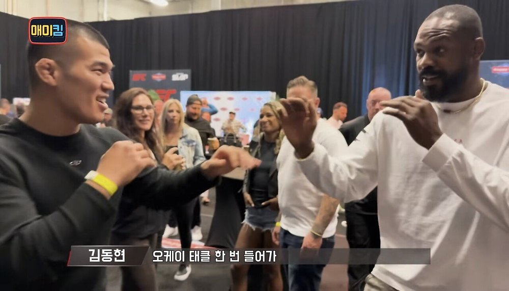 김동현에게 장난치며 다가오는 UFC 챔피언 존 존스