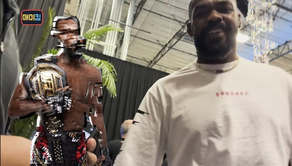 김동현에게 장난치며 다가오는 UFC 챔피언 존 존스