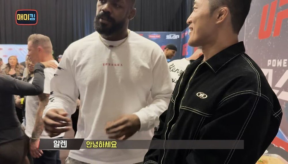 김동현에게 장난치며 다가오는 UFC 챔피언 존 존스