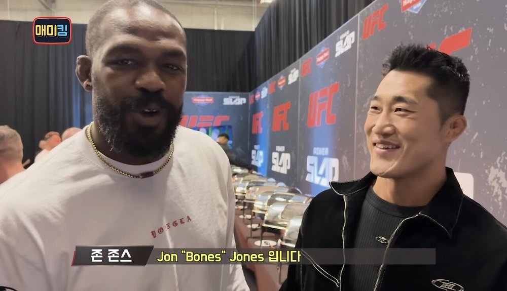 김동현에게 장난치며 다가오는 UFC 챔피언 존 존스
