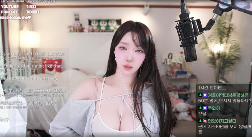 흰 끈나시 [겨우디] 가슴골에 들어간 끈