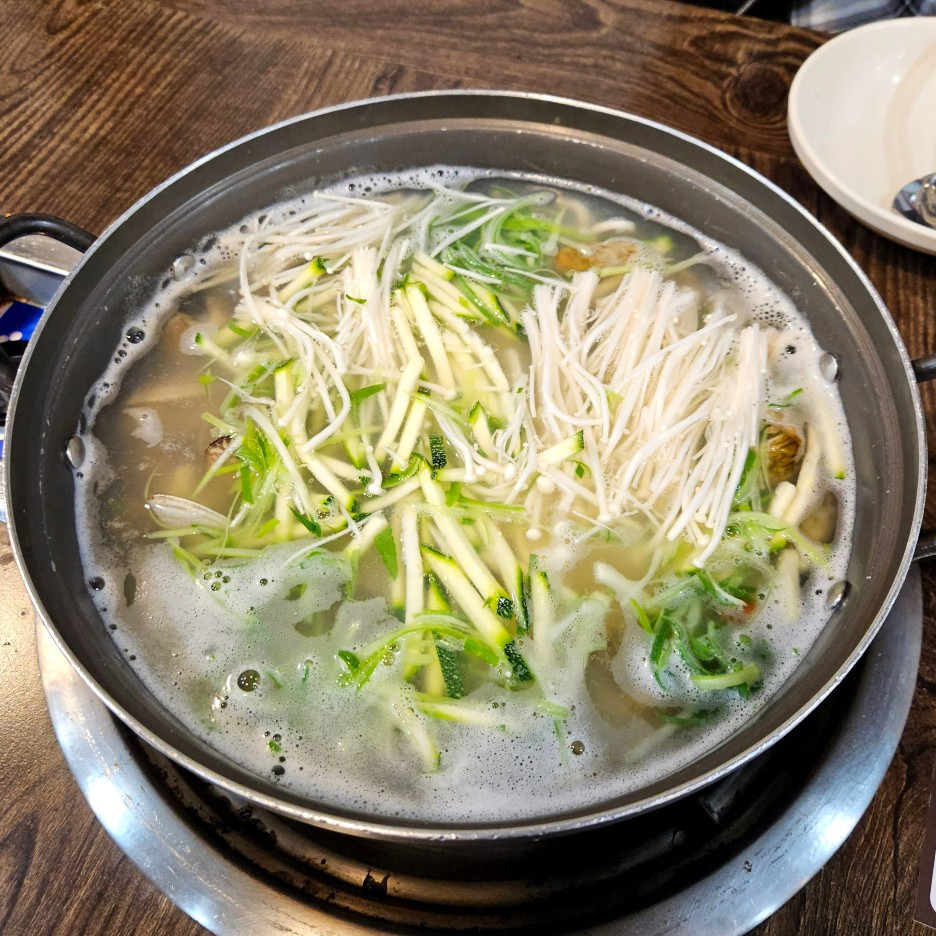 뜨끈한 칼국수 한그릇 때려