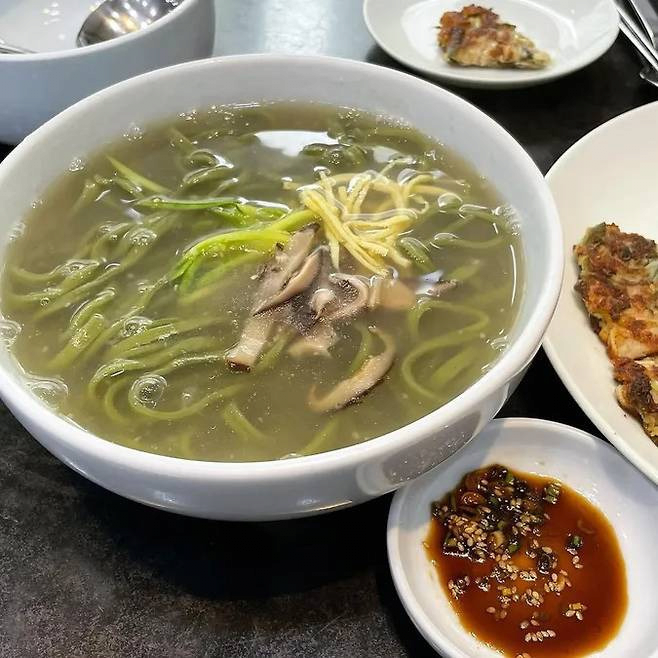뜨끈한 칼국수 한그릇 때려