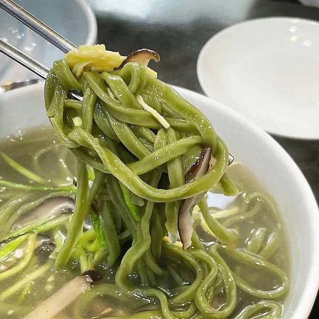 뜨끈한 칼국수 한그릇 때려