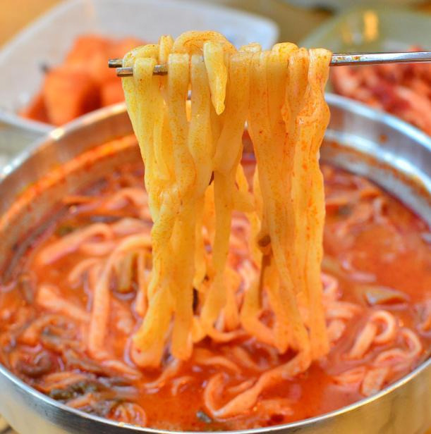 뜨끈한 칼국수 한그릇 때려
