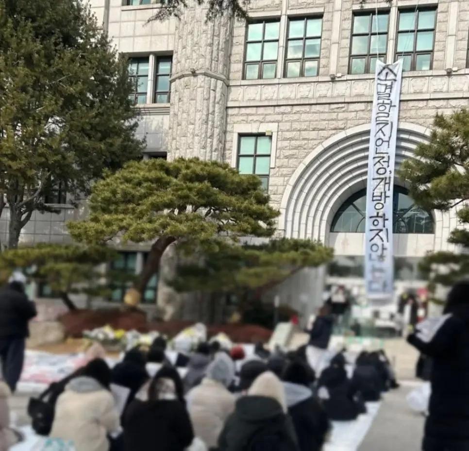 숫자도 패기도 많이 조신해진 동덕시위대