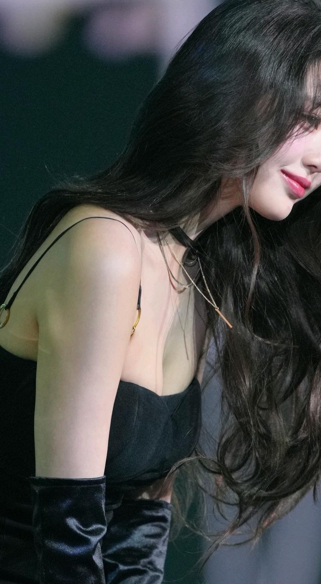 블랙벨벳 미니원피스 역대급 가슴골 골반 엉밑살 노출한 장원영