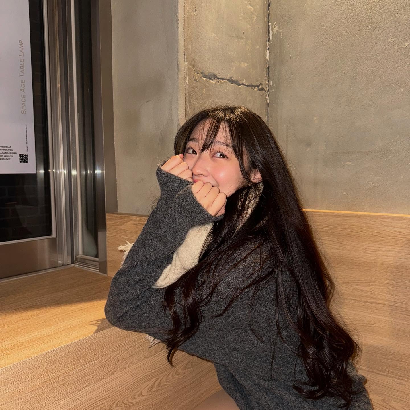 회색 하의실종룩..무릎 올려앉은 보니하니 이수민 허벅지 - 인스타