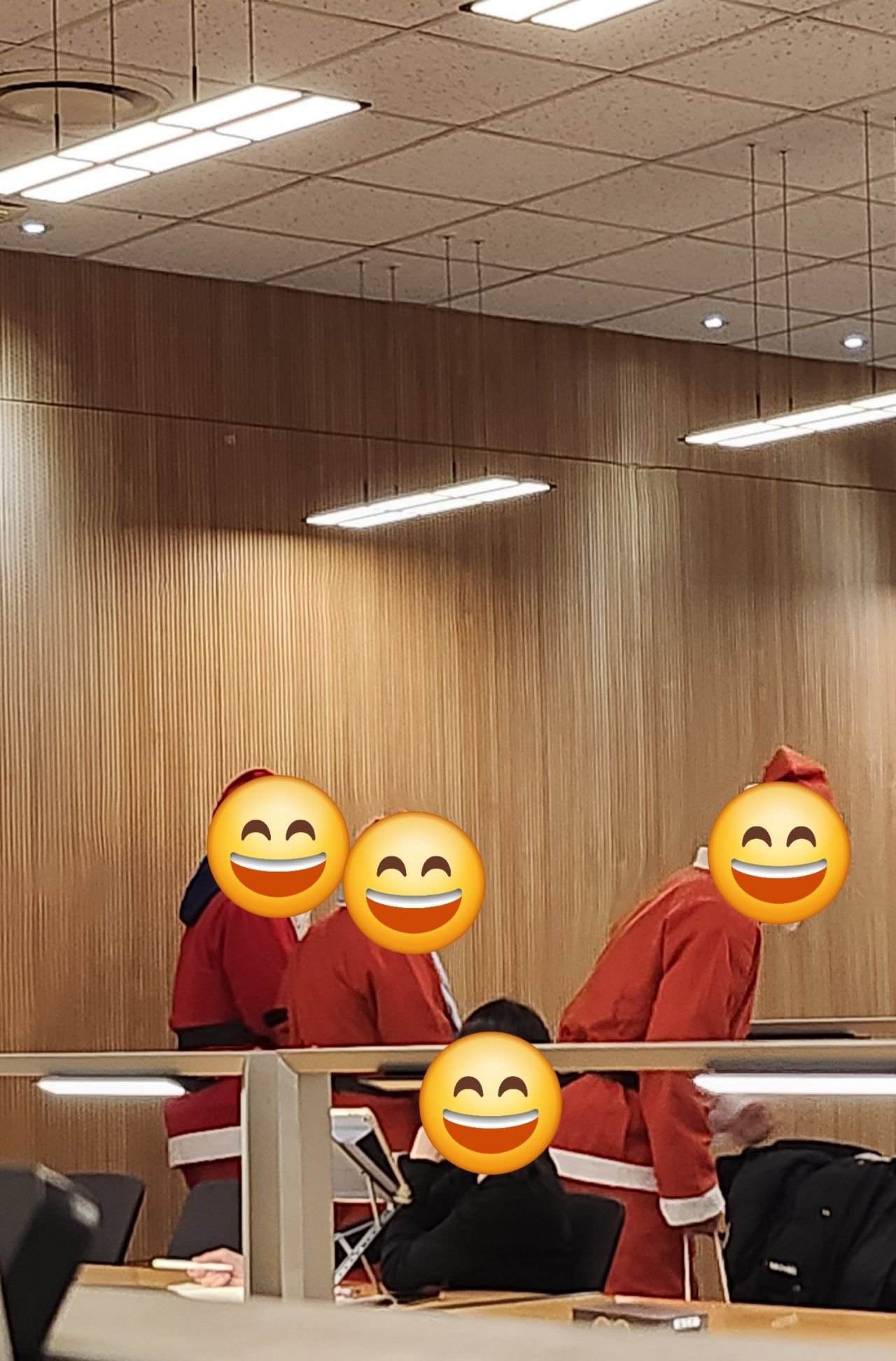 연세대 중앙도서관 산타클로스 등장 ㄷㄷㄷㄷ