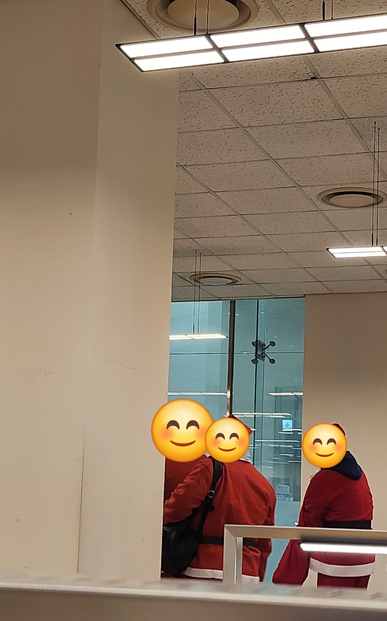 연세대 중앙도서관 산타클로스 등장 ㄷㄷㄷㄷ