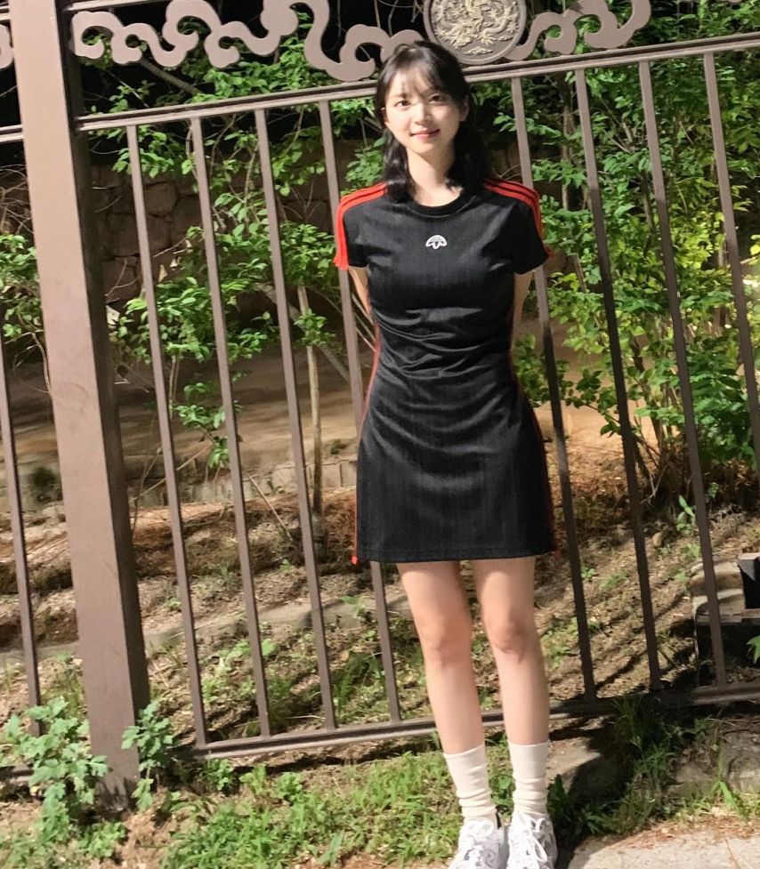 T백라인 잡힌 레깅스 입고 천국의 계단 오르는 김지영 환상적인 뒷태