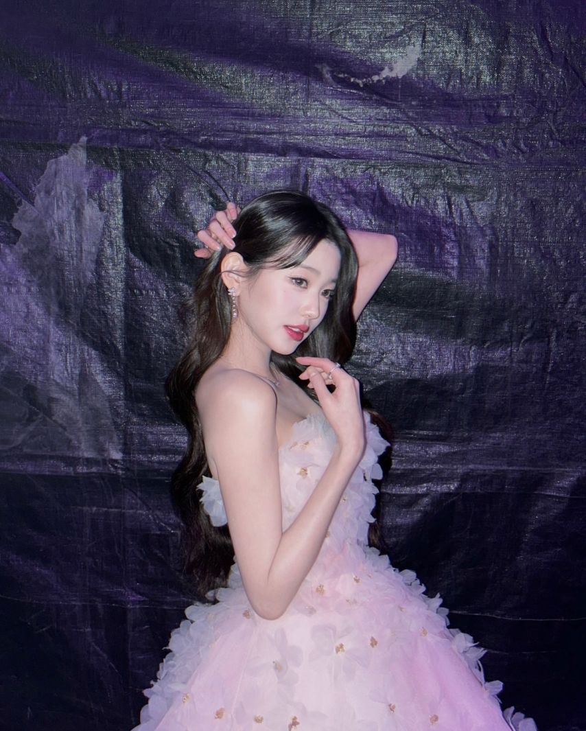가요대축제 MC 장원영 핑크드레스 살짝 숙인 가슴골 노출