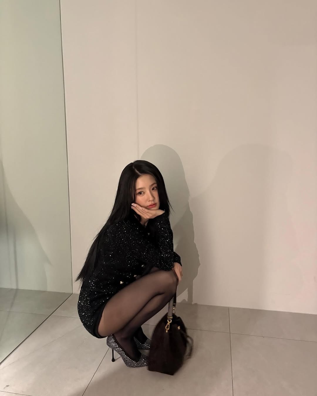 대기실에서 검정 스타킹 허벅지 각선미 자랑하는 아이들 미연