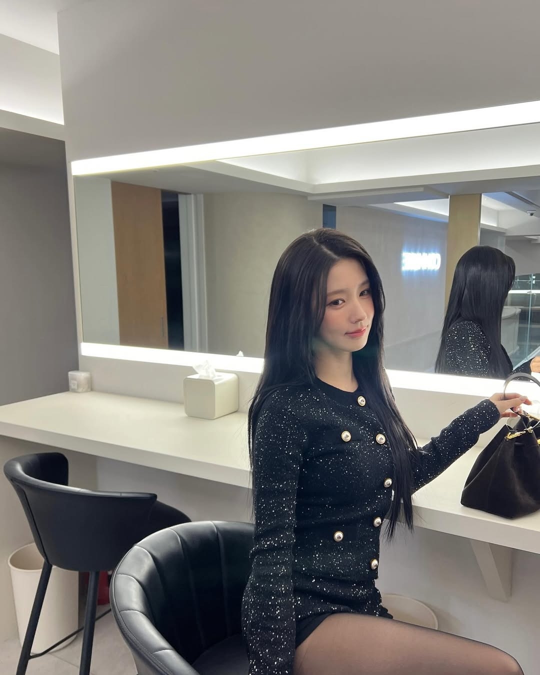 대기실에서 검정 스타킹 허벅지 각선미 자랑하는 아이들 미연