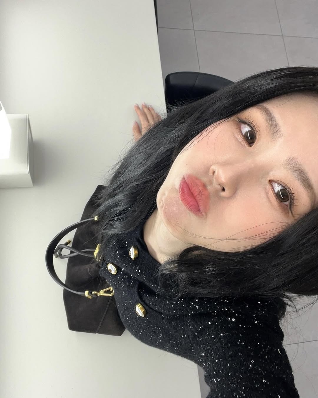 대기실에서 검정 스타킹 허벅지 각선미 자랑하는 아이들 미연