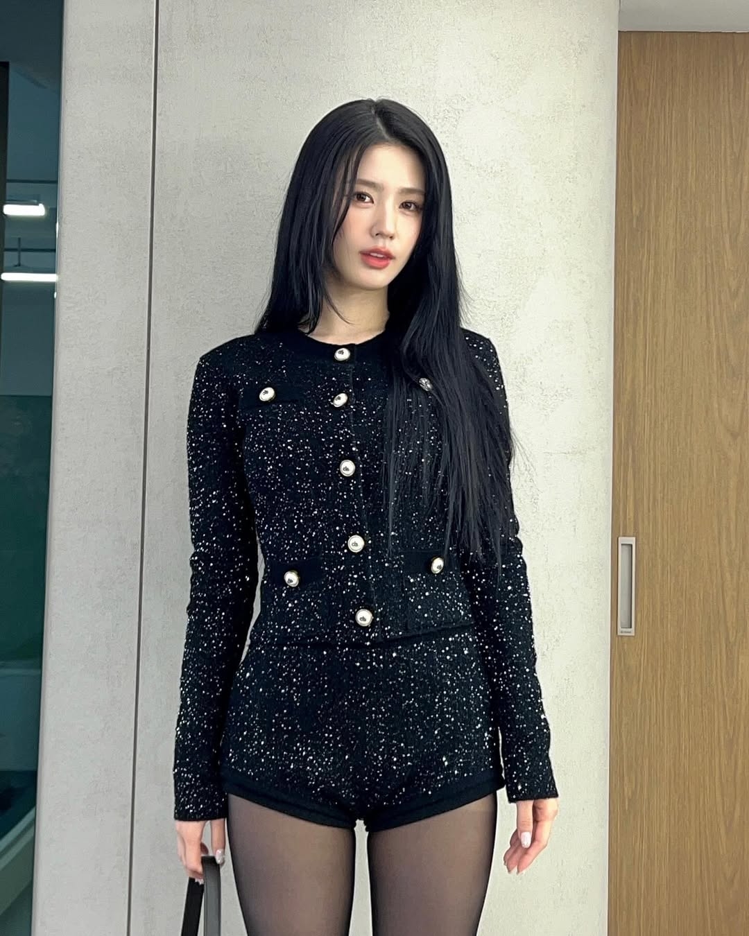대기실에서 검정 스타킹 허벅지 각선미 자랑하는 아이들 미연