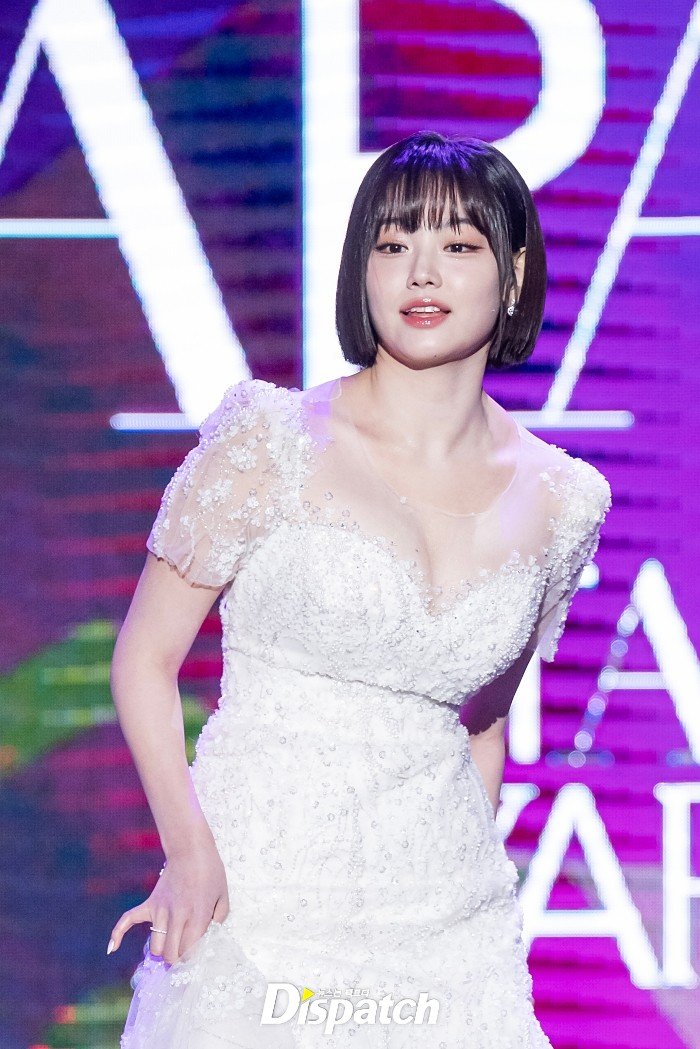 레드카펫 화이트 드레스 역대급으로 모으고 숙인 가슴골 노출 강미나