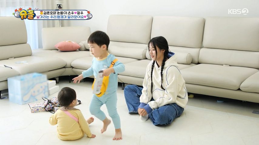 품에서 빠져나가는 애기들, 쫓아가는 뉴진스 민지 표정