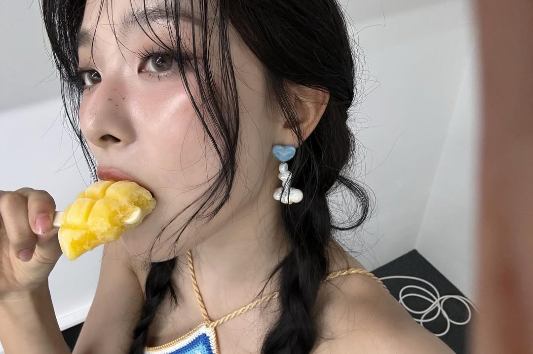 시원한 끈홀터넥 원피스 입은 레드벨벳 슬기 겨드랑이