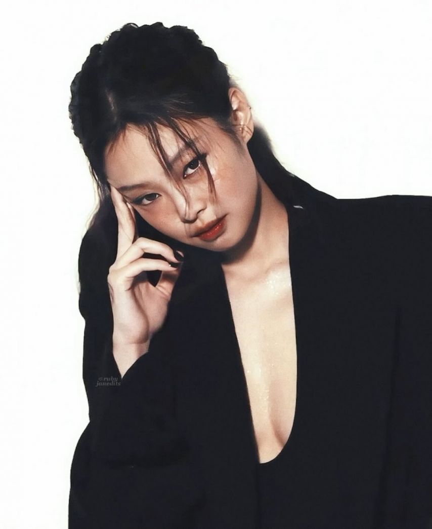 깊이 파인 가슴골 블핑 제니 빌보드 화보