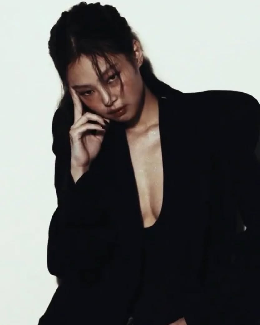 깊이 파인 가슴골 블핑 제니 빌보드 화보