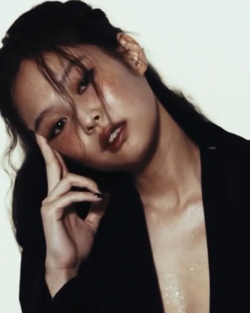깊이 파인 가슴골 블핑 제니 빌보드 화보