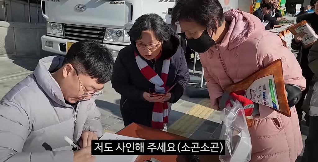 충주시청 앞에서 사인회하는 충주맨 ㅋㅋㅋ