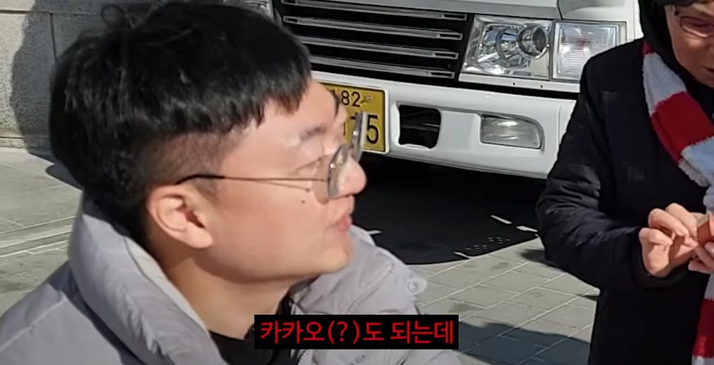 충주시청 앞에서 사인회하는 충주맨 ㅋㅋㅋ