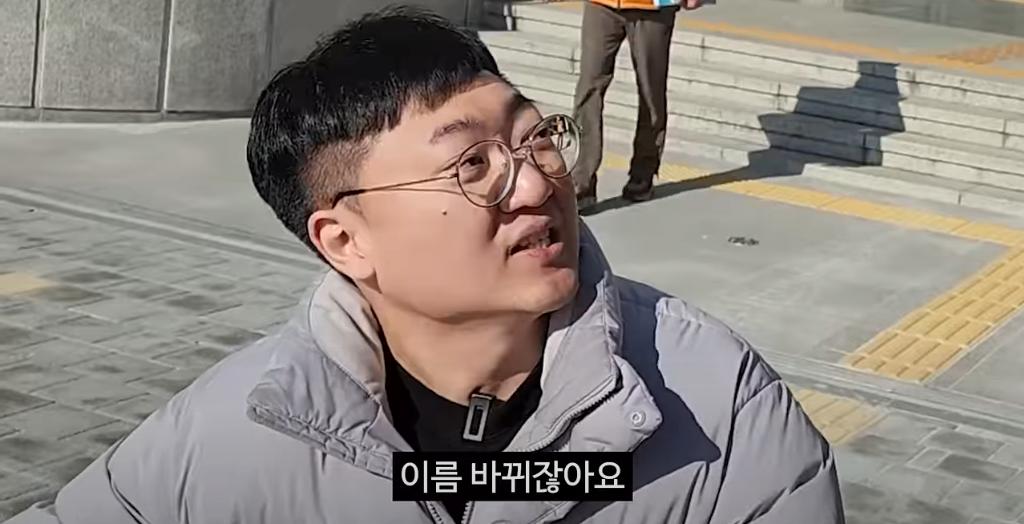 충주시청 앞에서 사인회하는 충주맨 ㅋㅋㅋ