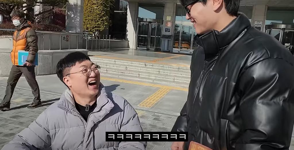 충주시청 앞에서 사인회하는 충주맨 ㅋㅋㅋ