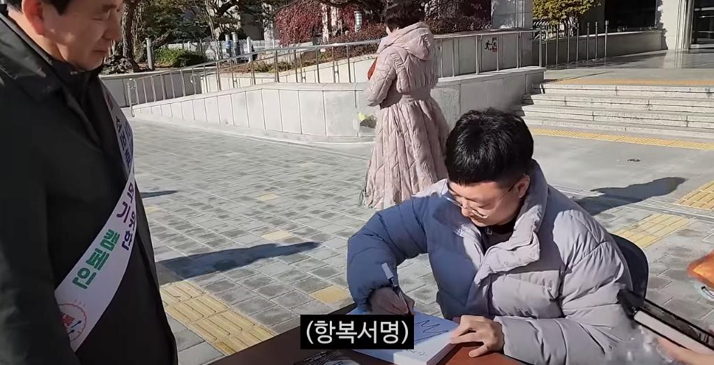 충주시청 앞에서 사인회하는 충주맨 ㅋㅋㅋ