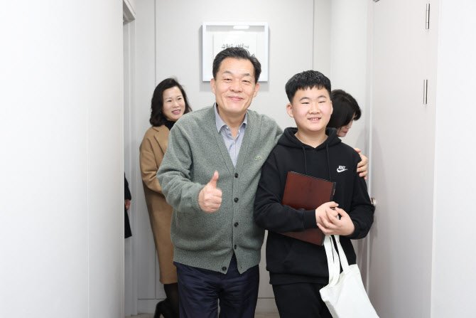 어제자... 수원시장 표창 받은 초등학생...