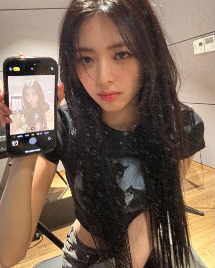 셀카속에서도 숨길 수 없는 있지 유나 명품 골반