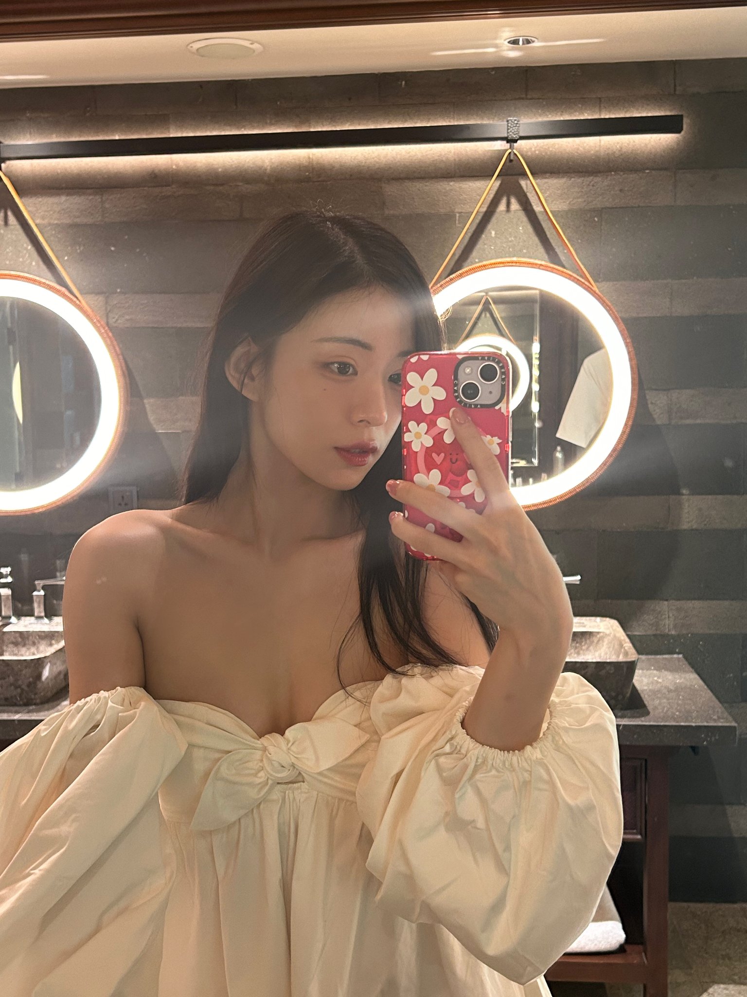 찐속옷 슬립 입고 거울셀카 찍은 프로미스나인 이채영 가슴골