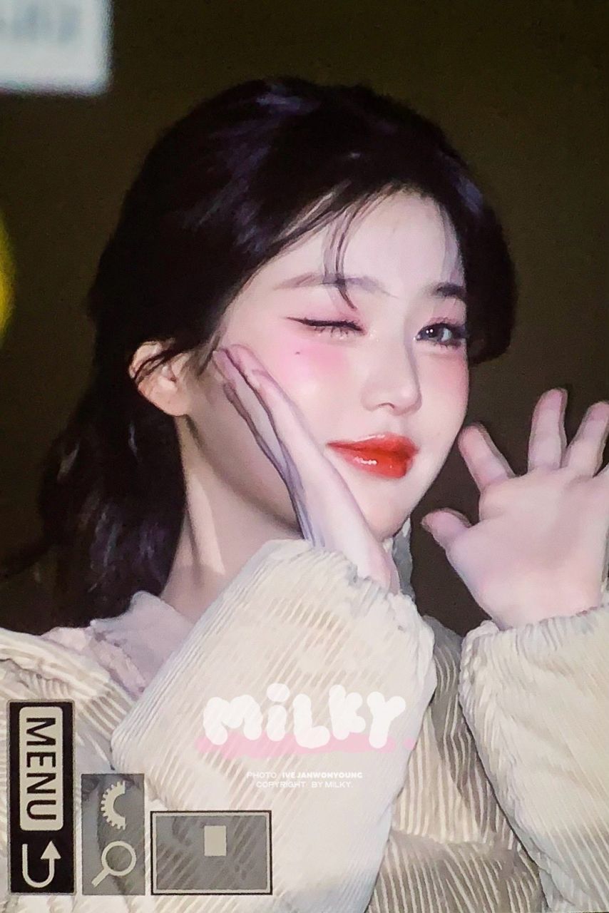 오늘자 뮤직뱅크 퇴근길 장원영(아이브)