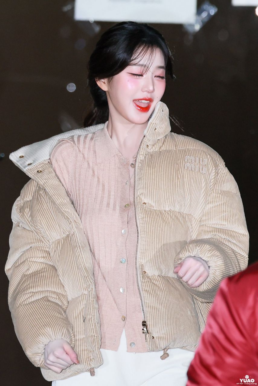 오늘자 뮤직뱅크 퇴근길 장원영(아이브)