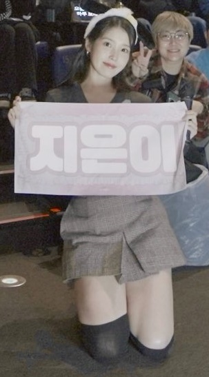 회색 V넥 니트 검정 오버니삭스 무대 인사 아이유 (스압)