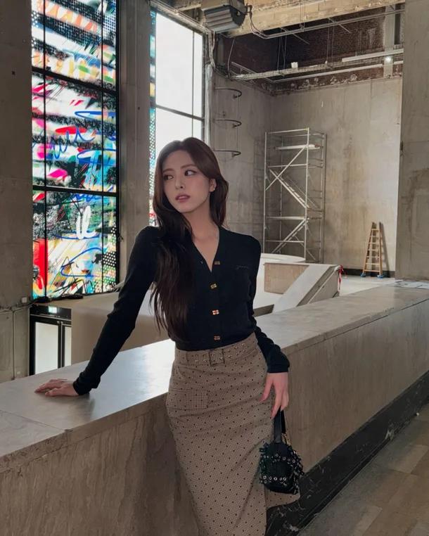 유나 오피스룩 명품 골반 몸매