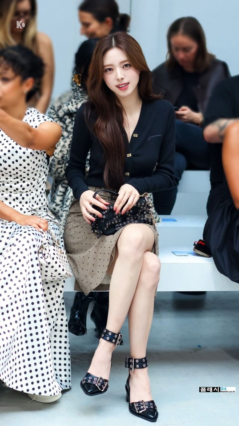 유나 오피스룩 명품 골반 몸매