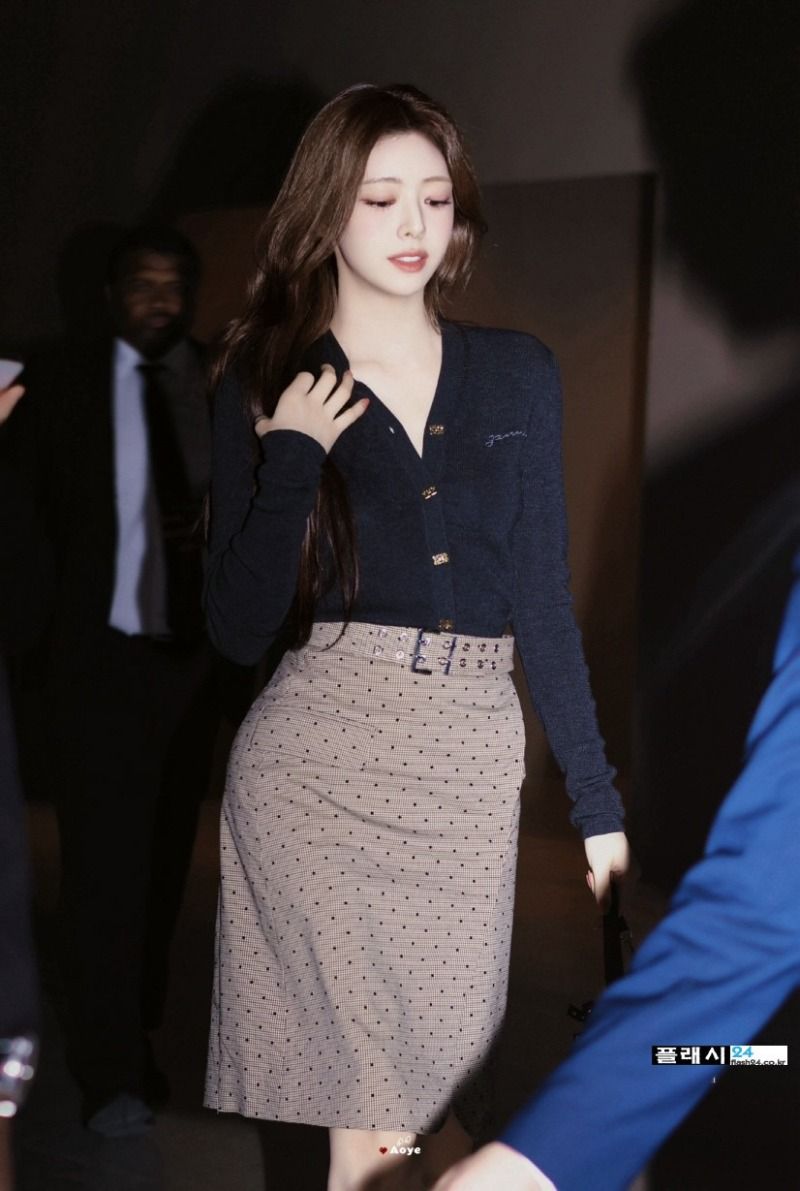 유나 오피스룩 명품 골반 몸매