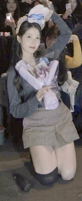 봉긋한 회색 V넥 바운스 + 검정 오버니삭스 꿀벅지 아이유 - 더 위닝
