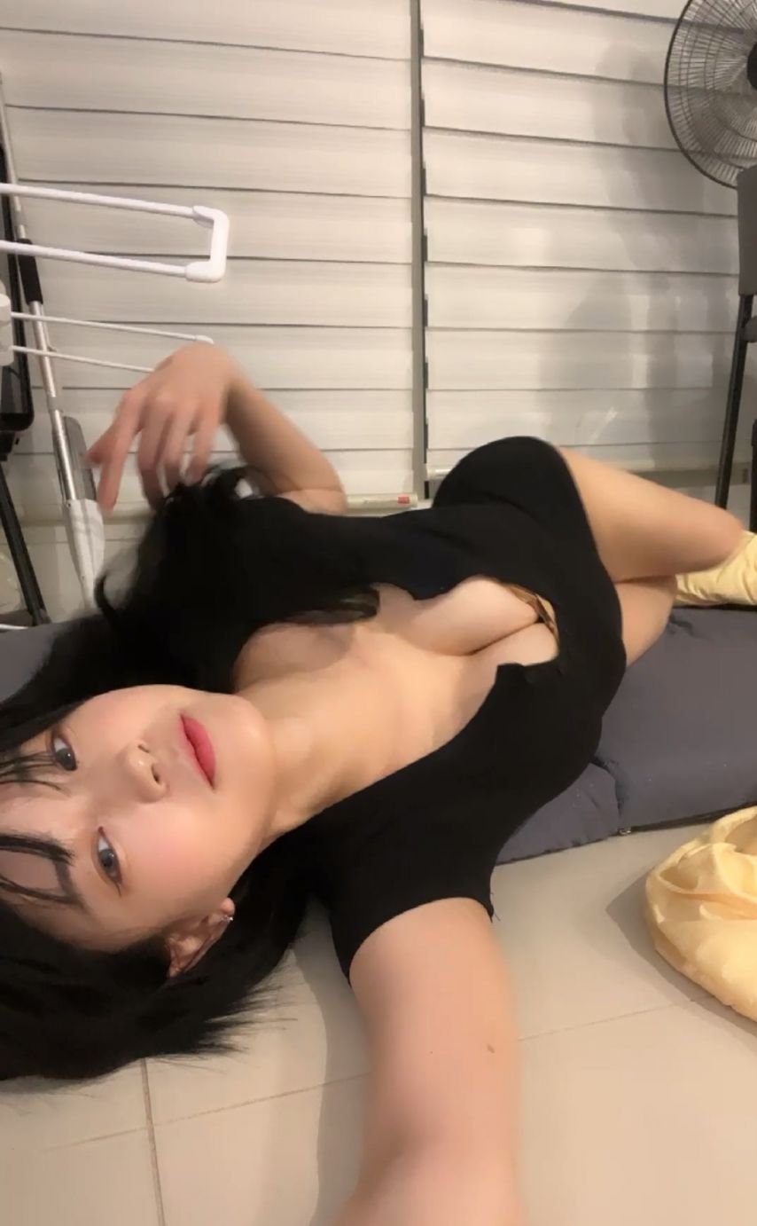 실물이 이쁘다는 문월 가슴골 자랑