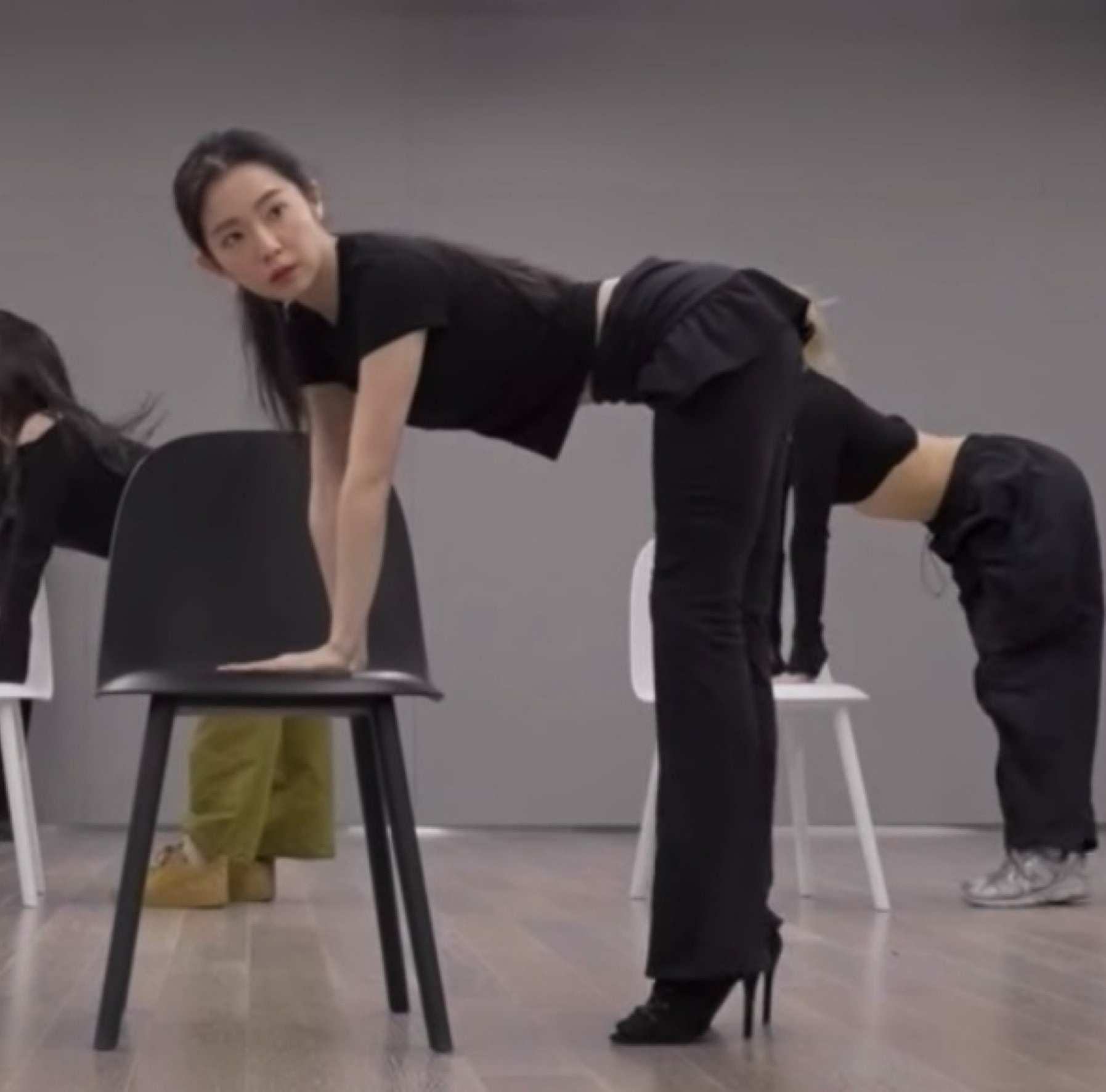 안무연습하는 레드벨벳 아이린...쩍벌안무 도톰한 검정슬렉스