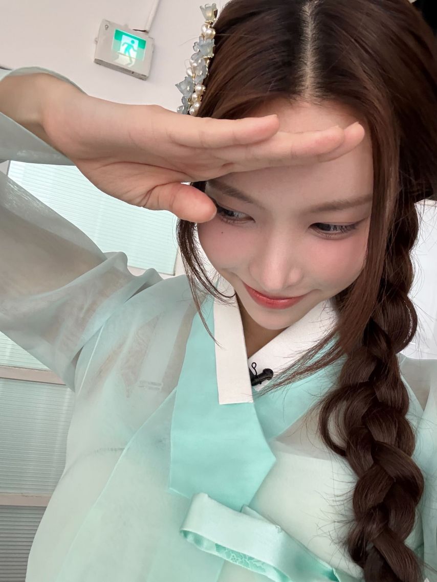 아일릿 윤아, 원희, 모카