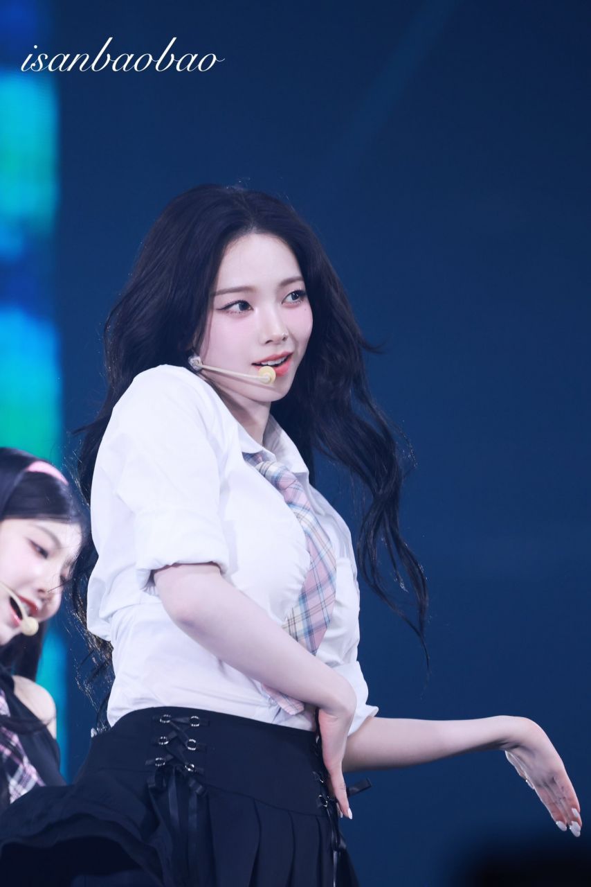 고급지고 섹시한 미모의 정점이였던 에스파 카리나 첫사랑니 무대