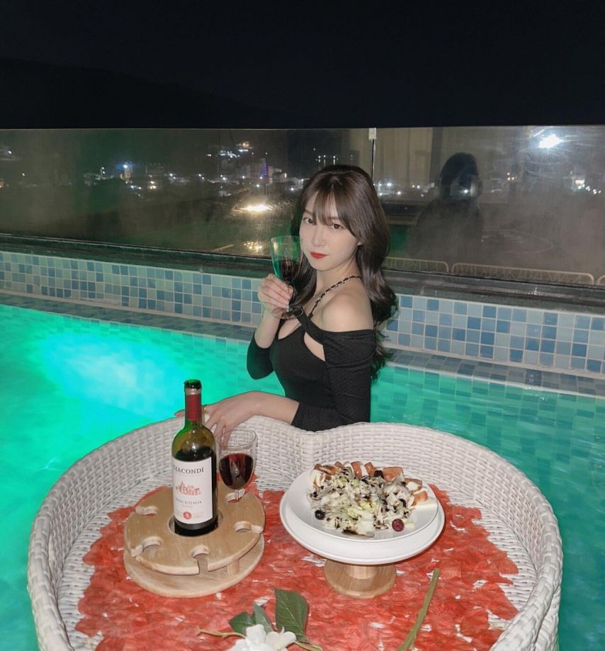 호캉스 즐기는 안지현 치어리더