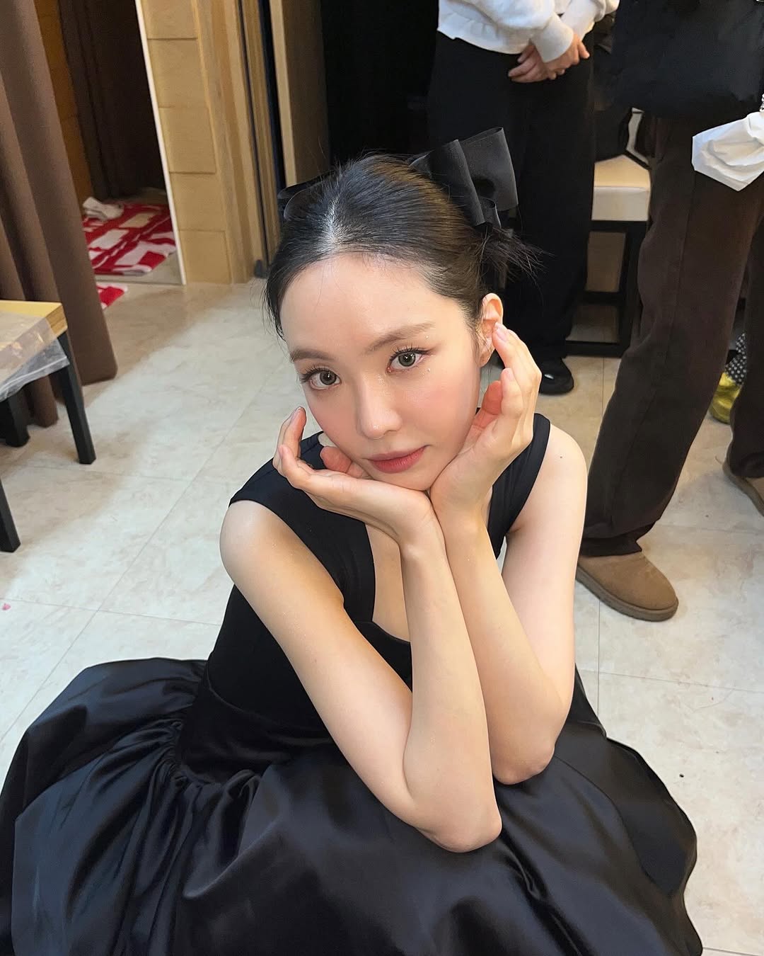 메이크업 받는 손나은..고혹적인 검정원피스 은근한 가슴골